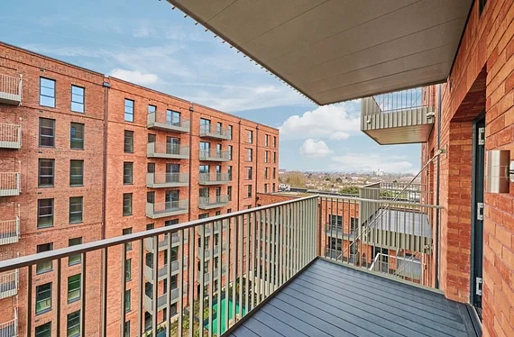 Flat Tallow Close in Greater London