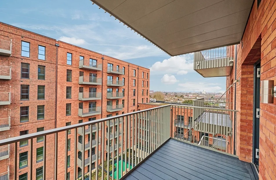Flat Tallow Close in Greater London