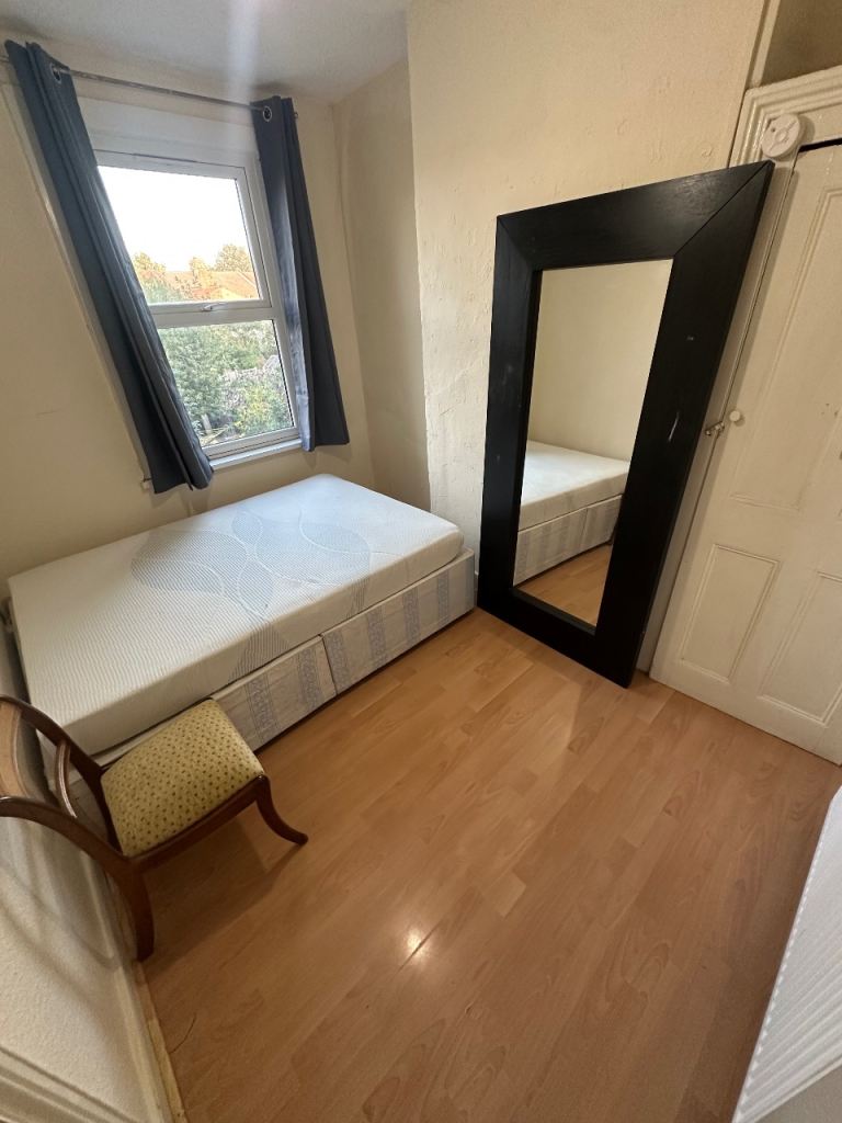 Flat Claude Road in Greater London