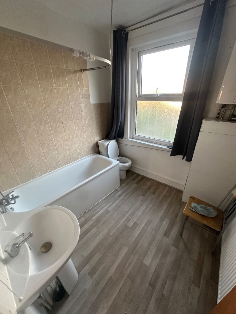 Flat Claude Road in Greater London