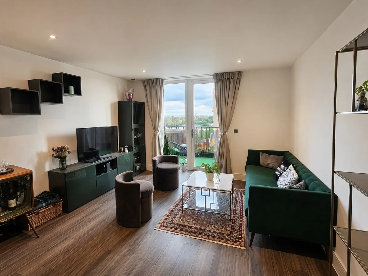 Flat Healum Avenue in Greater London