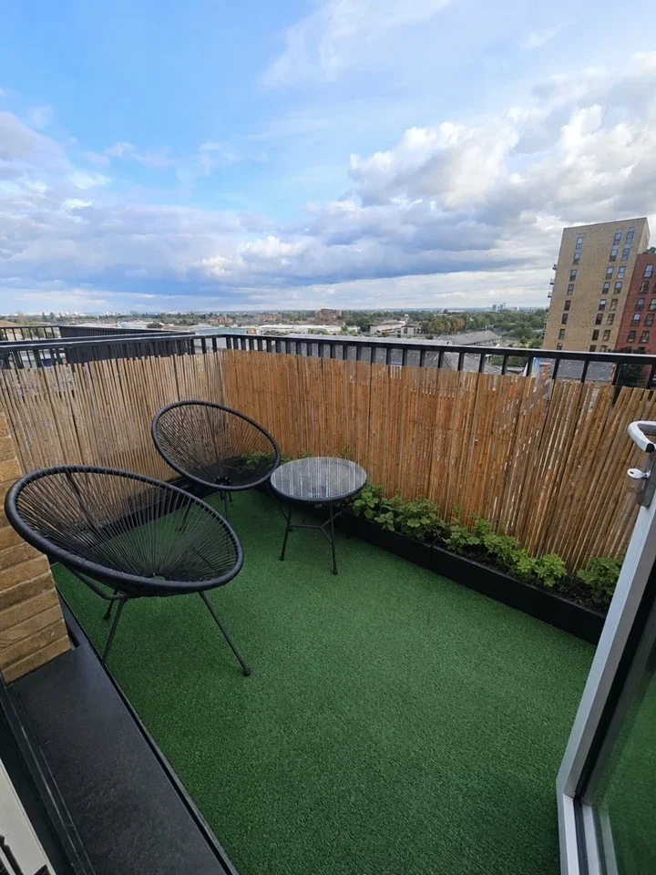 Flat Healum Avenue in Greater London