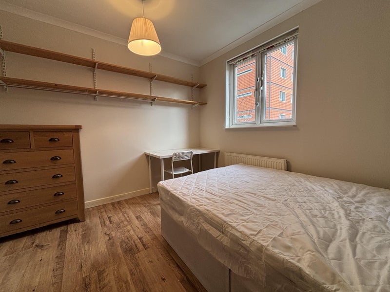 Room Burdett Street in Greater London