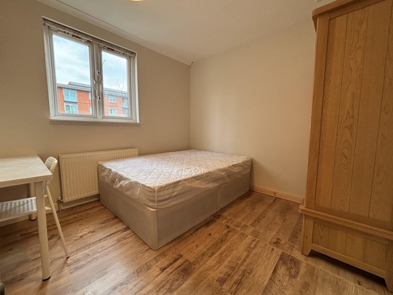 Room Burdett Street in Greater London