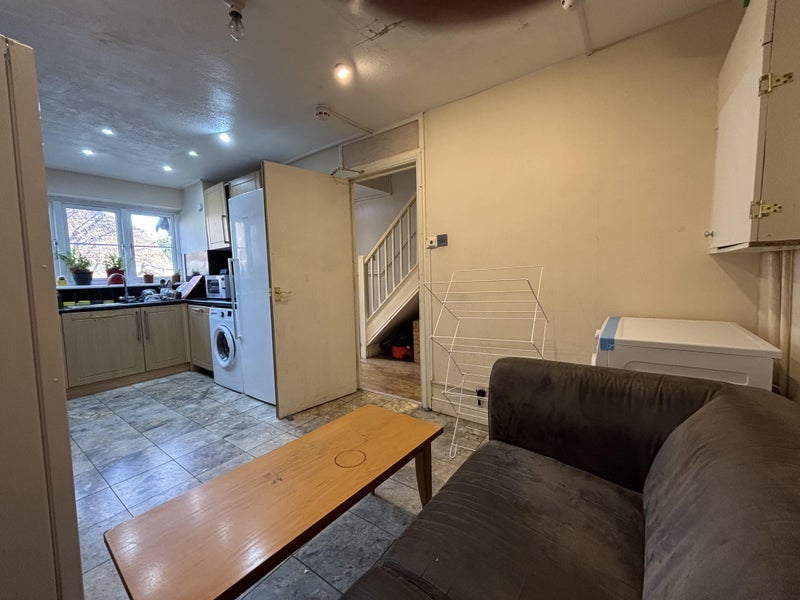 Room Burdett Street in Greater London