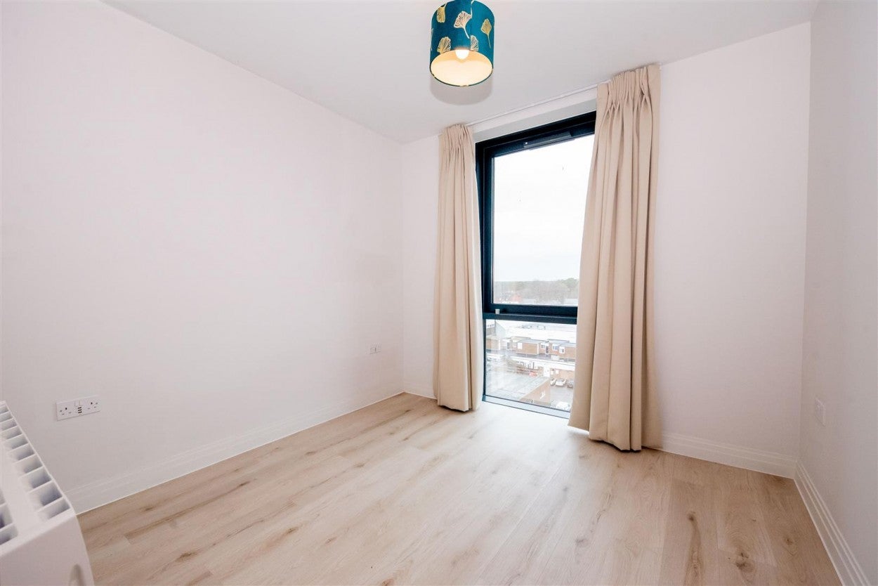 Flat Pembroke Broadway in Surrey Heath