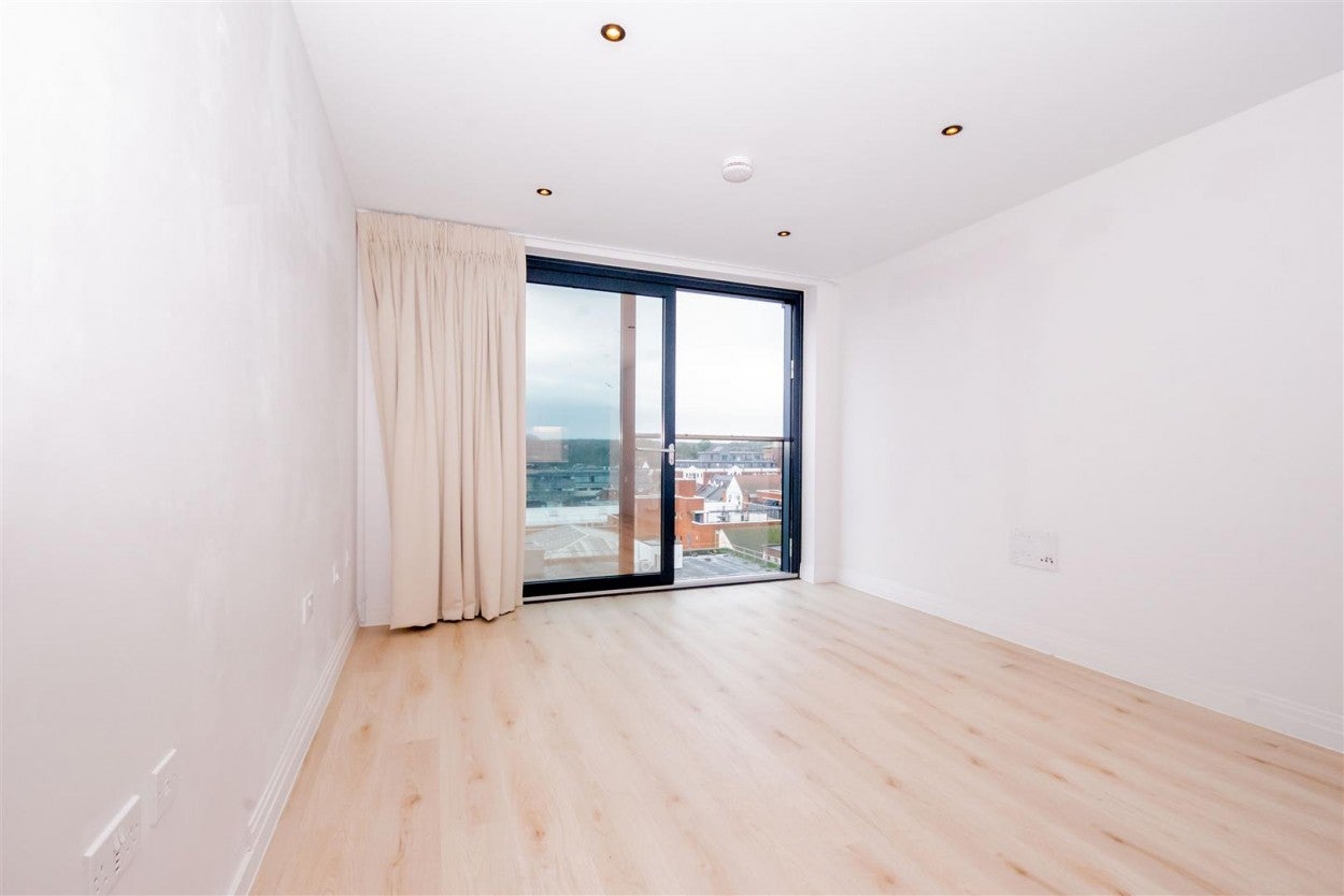 Flat Pembroke Broadway in Surrey Heath