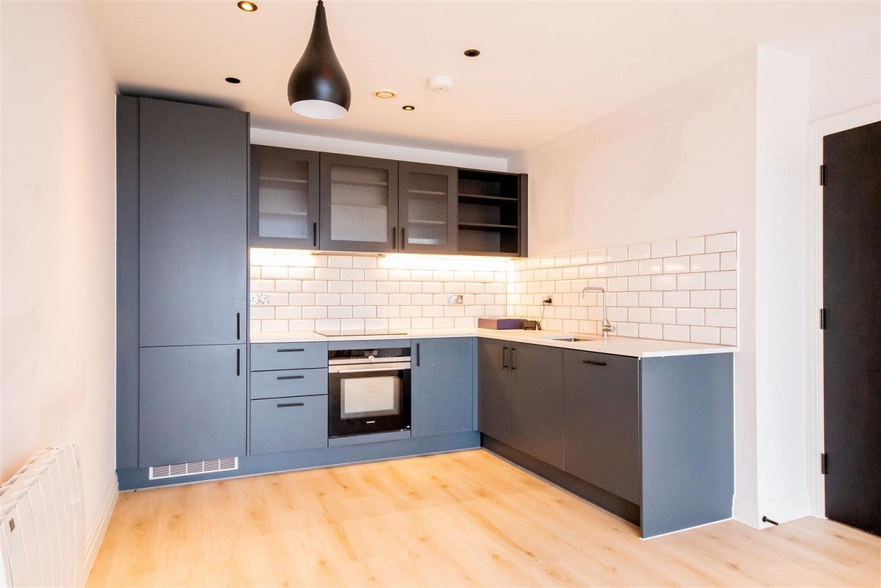 Flat Pembroke Broadway in Surrey Heath