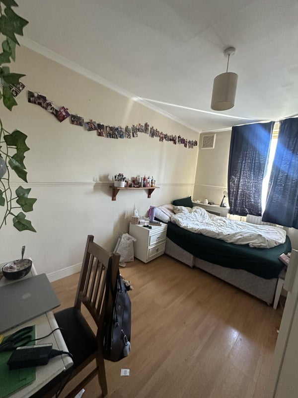 Flat College Place in Greater London