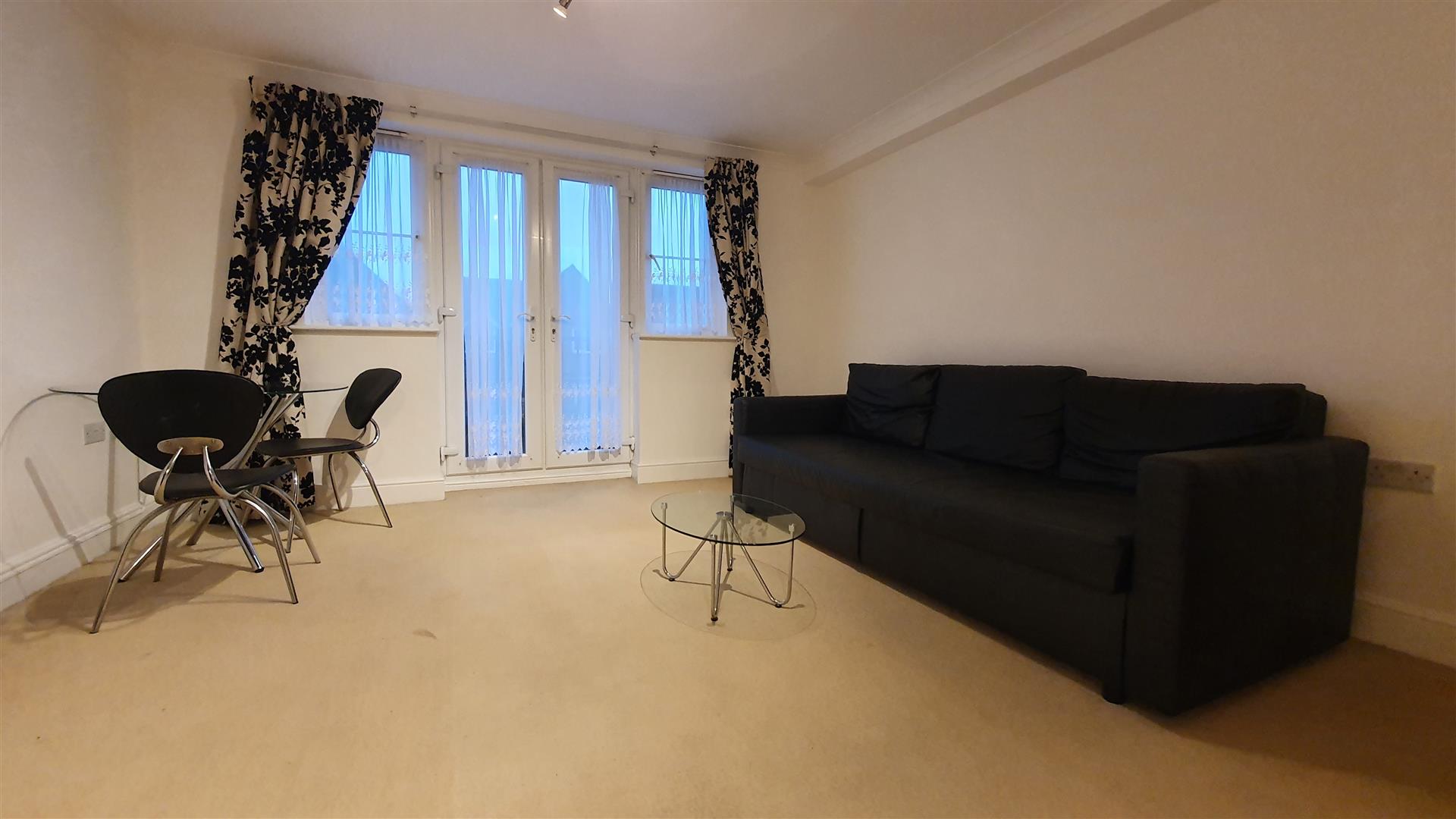Flat Dawley Road in Greater London