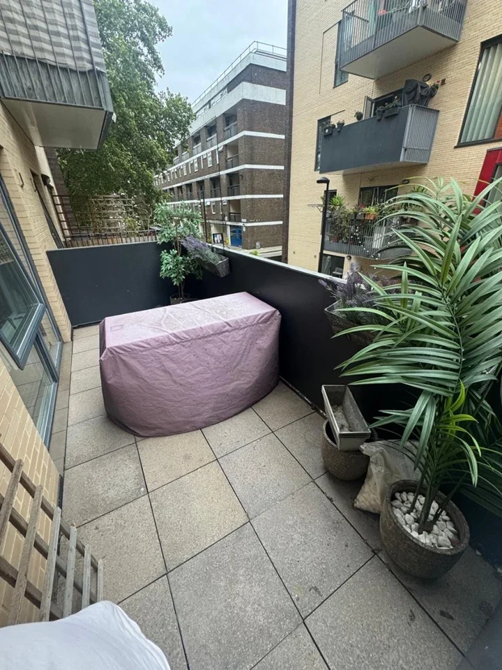 Flat Freda Street in Greater London