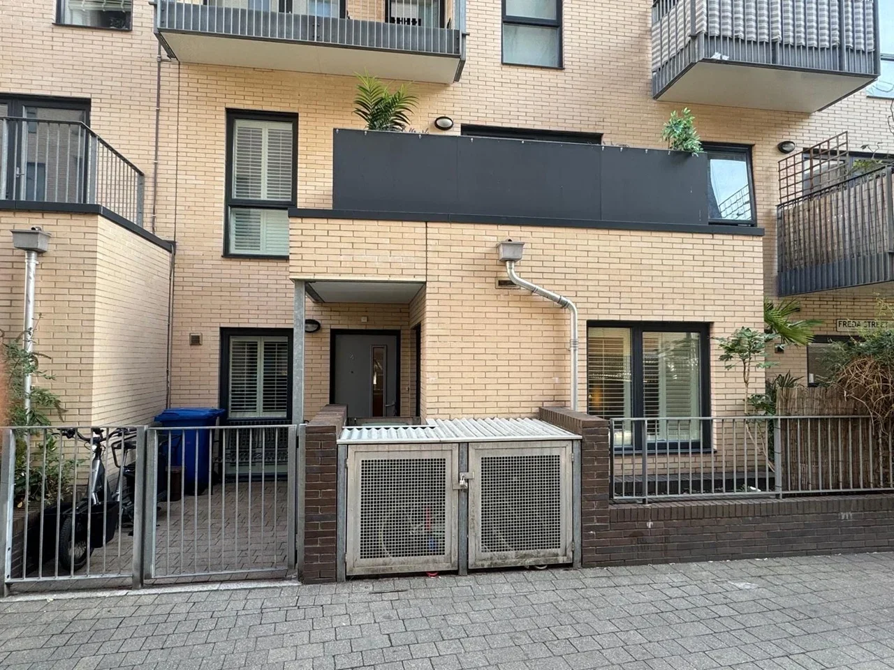 Flat Freda Street in Greater London