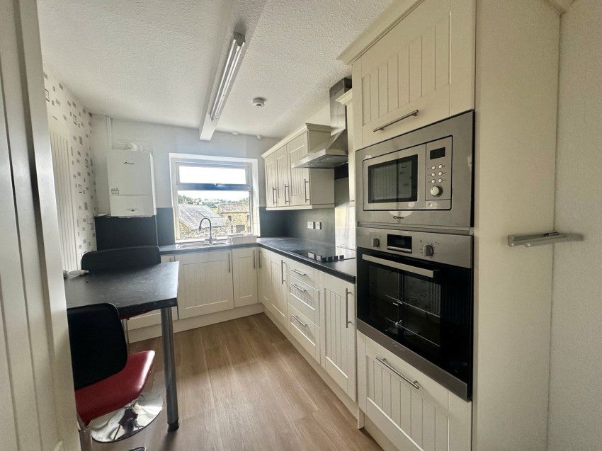 Flat Dellside Gardens in Bradford