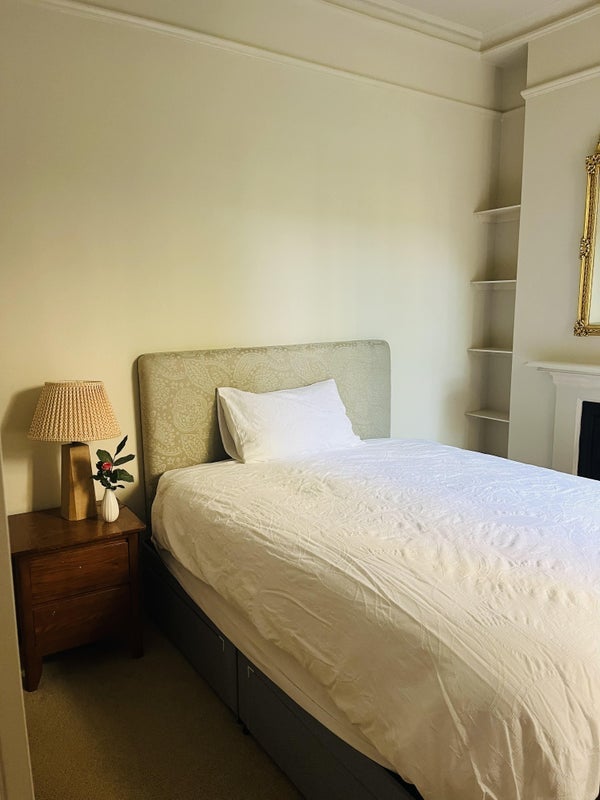 Room Goldhawk Road in Greater London