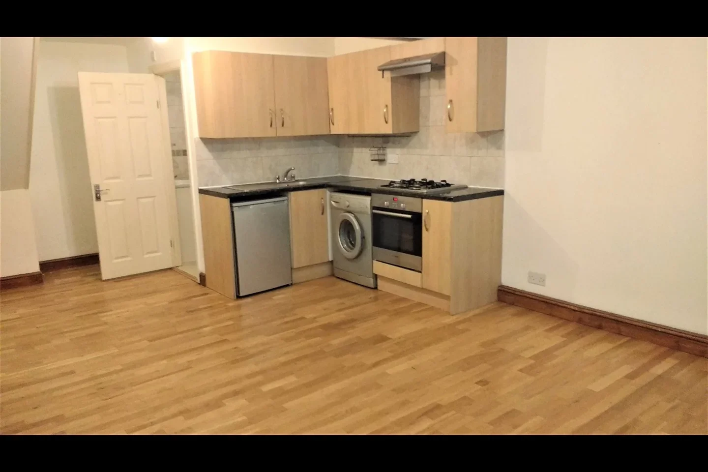 Flat Hackney Road in Greater London