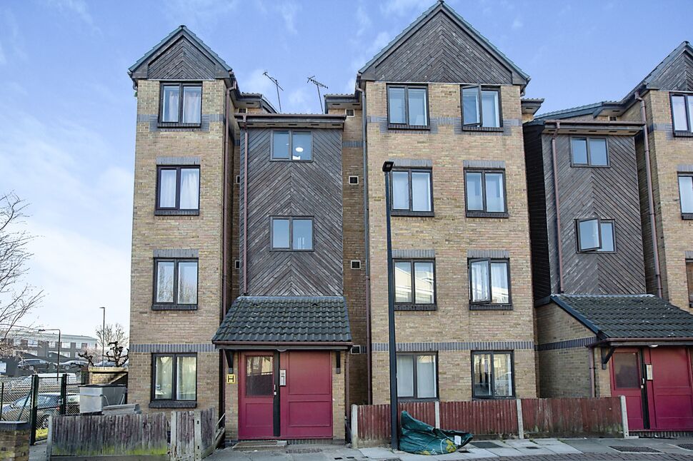 Flat Dewberry Street in Greater London