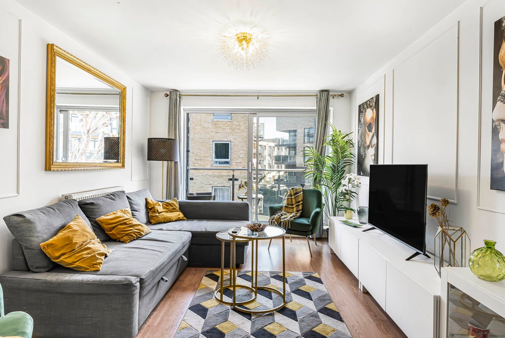 Flat Chrisp Street in Greater London