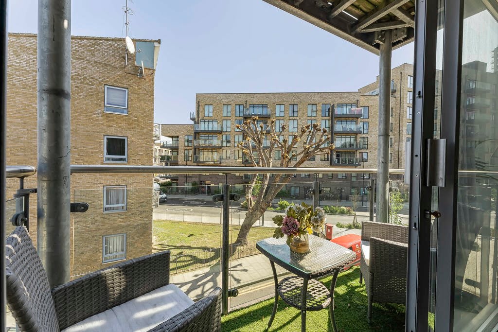 Flat Chrisp Street in Greater London