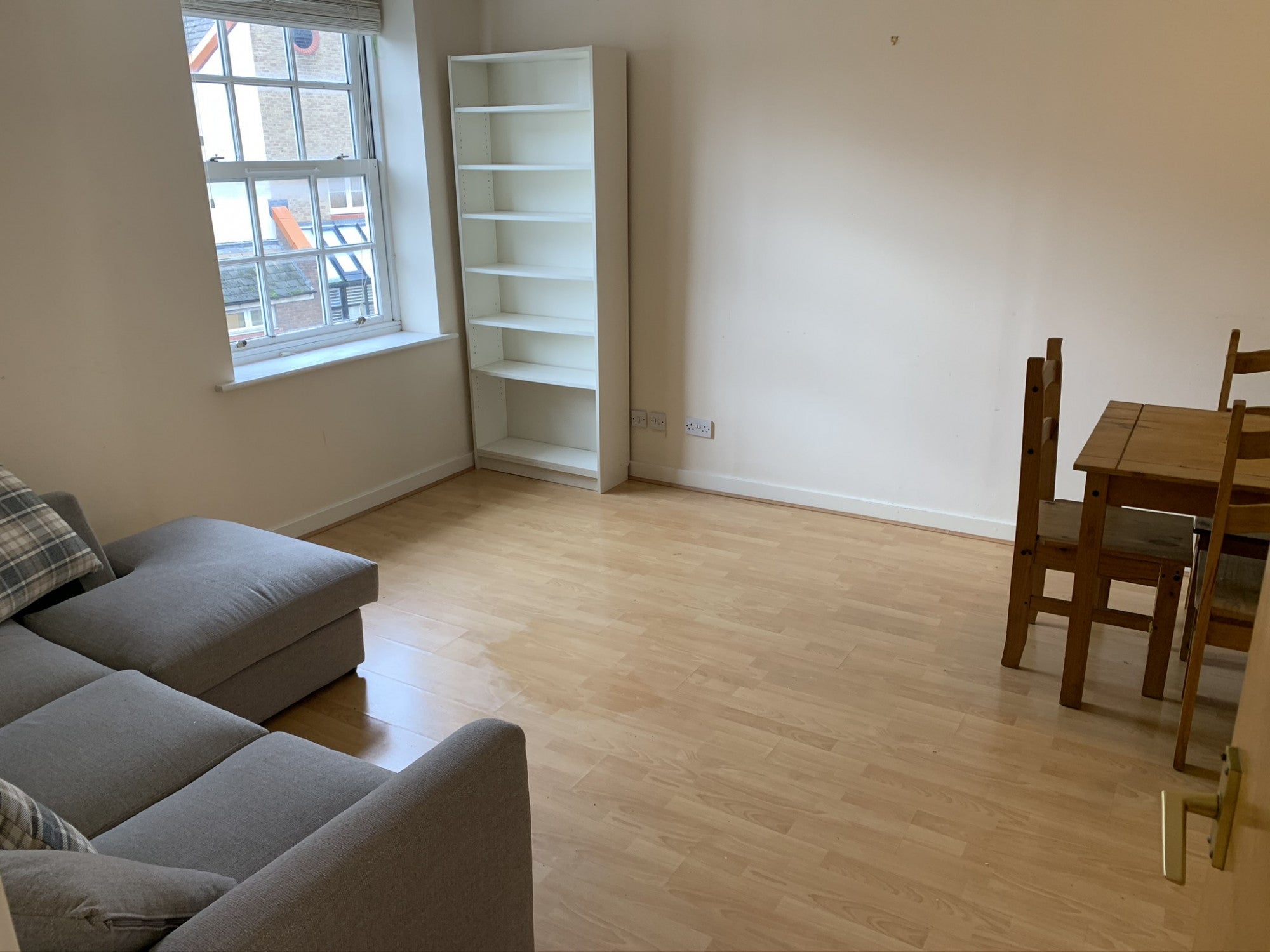 Flat Rotherhithe Street in Greater London
