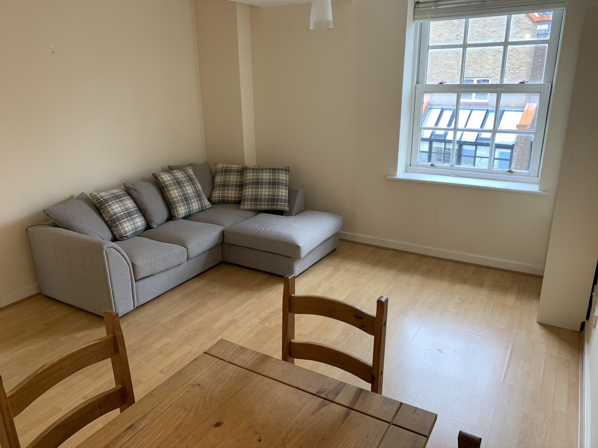 Flat Rotherhithe Street in Greater London