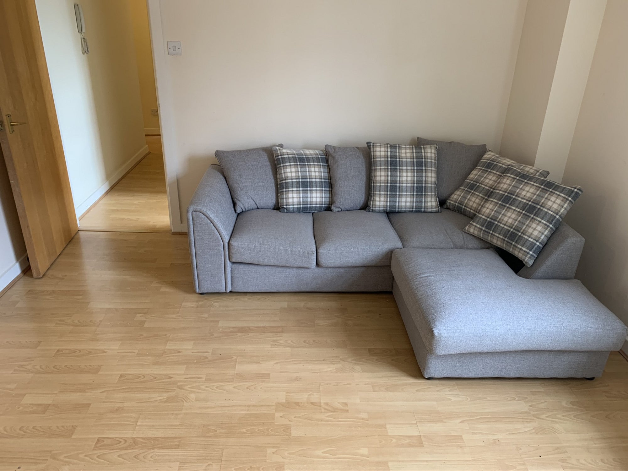 Flat Rotherhithe Street in Greater London