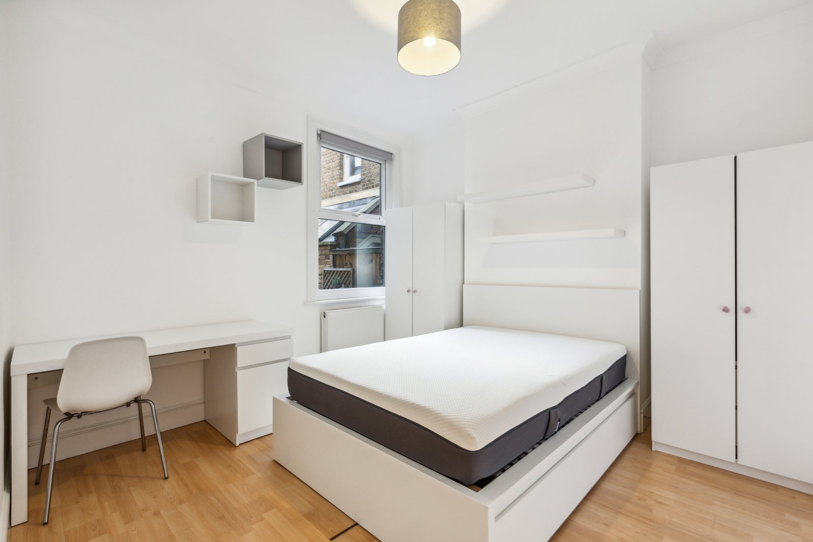 Flat Ormiston Grove in Greater London