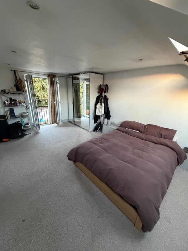Room Rogers Road in Greater London