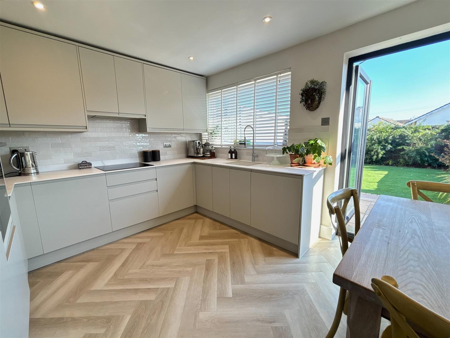 House Walnut Tree Close in Mengham