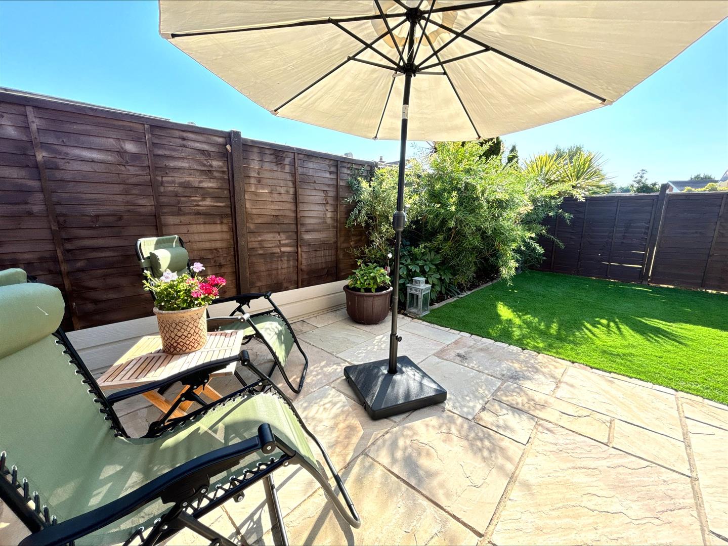 House Walnut Tree Close in Mengham