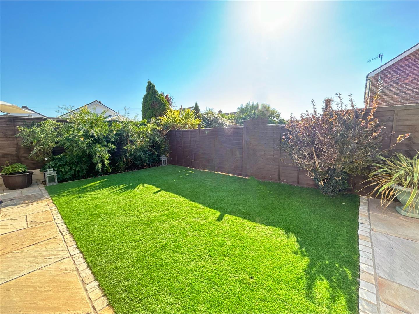 House Walnut Tree Close in Mengham