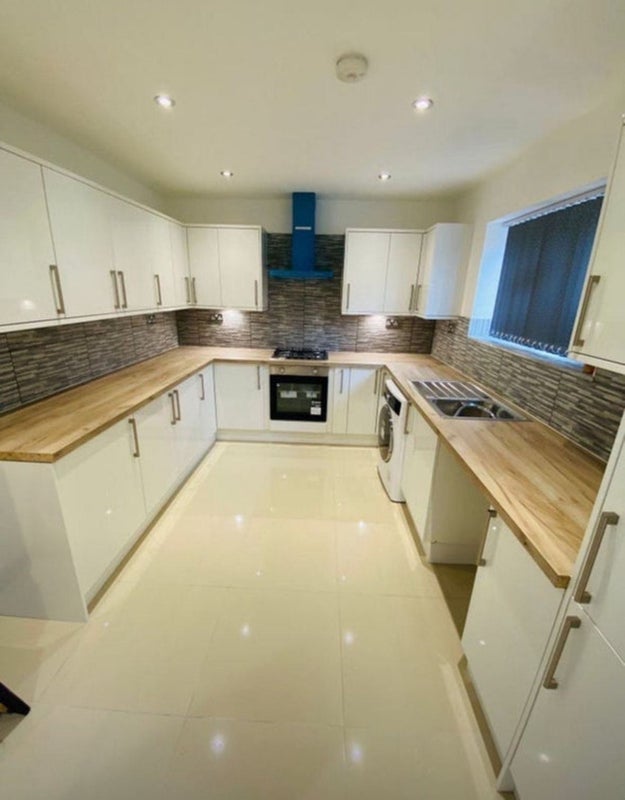 Room Boyn Valley Road in Maidenhead