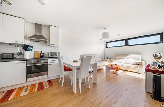 Flat Nantes Close in Greater London
