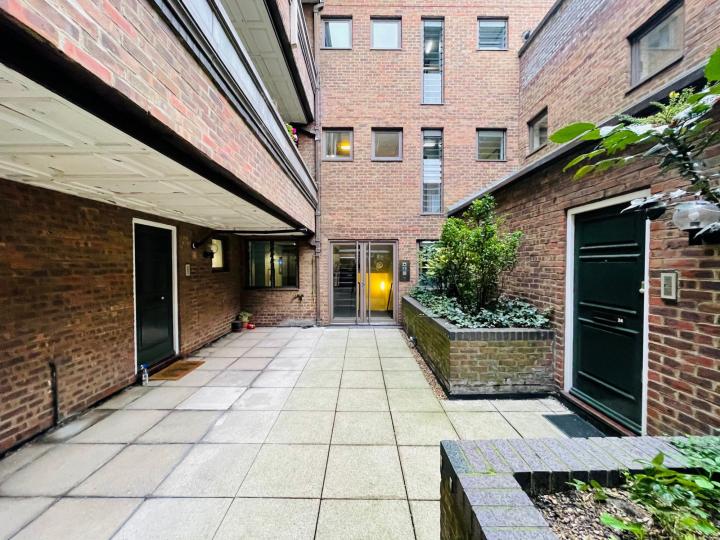 Flat Cumberland Mills Square in Greater London