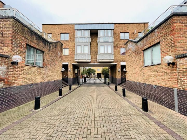 Flat Cumberland Mills Square in Greater London