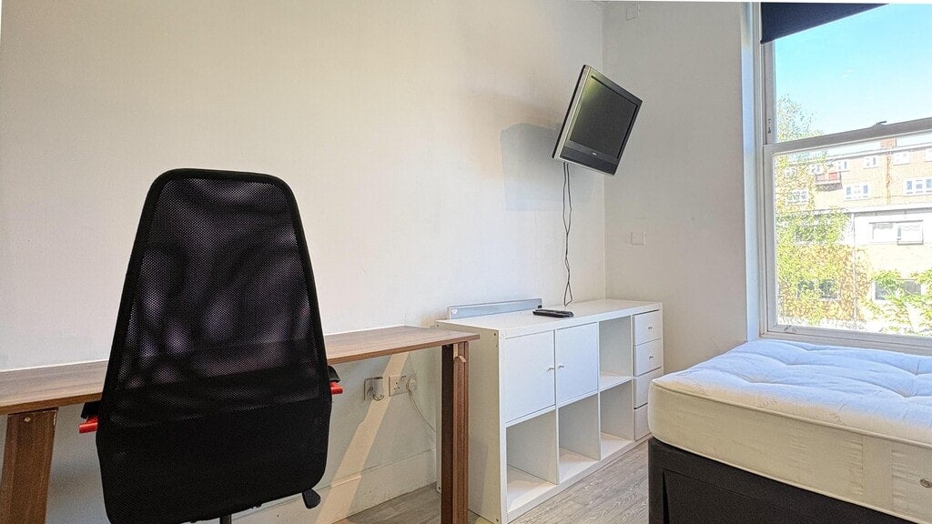 Room Camden Road in Greater London