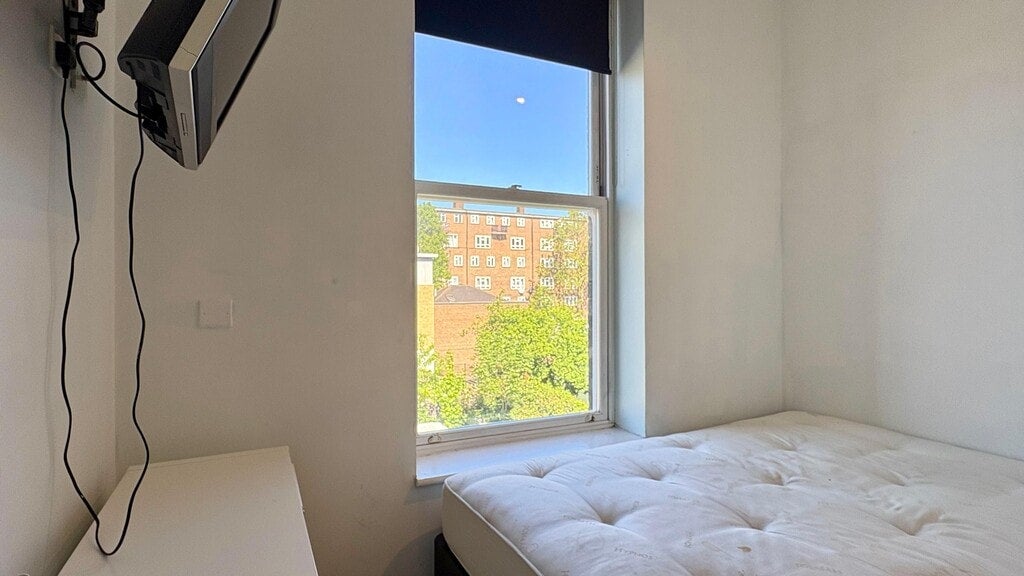 Room Camden Road in Greater London