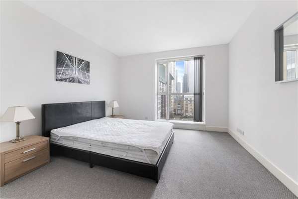 Flat Westferry Circus in Greater London