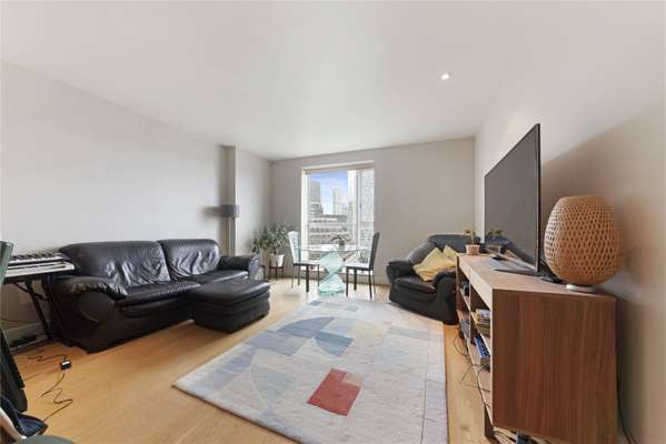 Flat Westferry Circus in Greater London