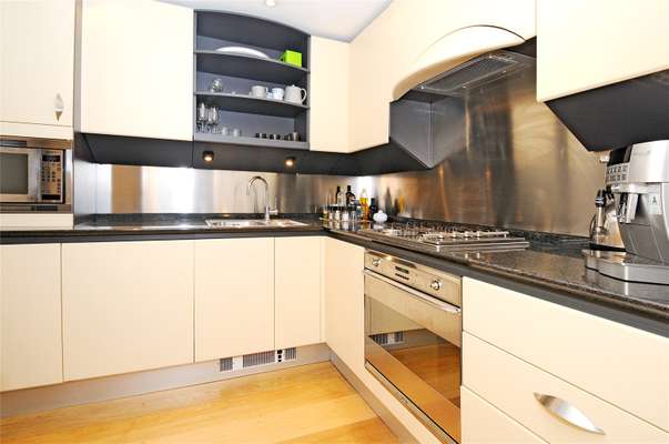 Flat Westferry Circus in Greater London