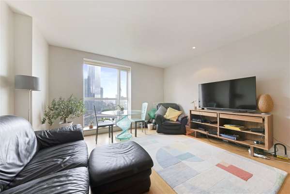 Flat Westferry Circus in Greater London
