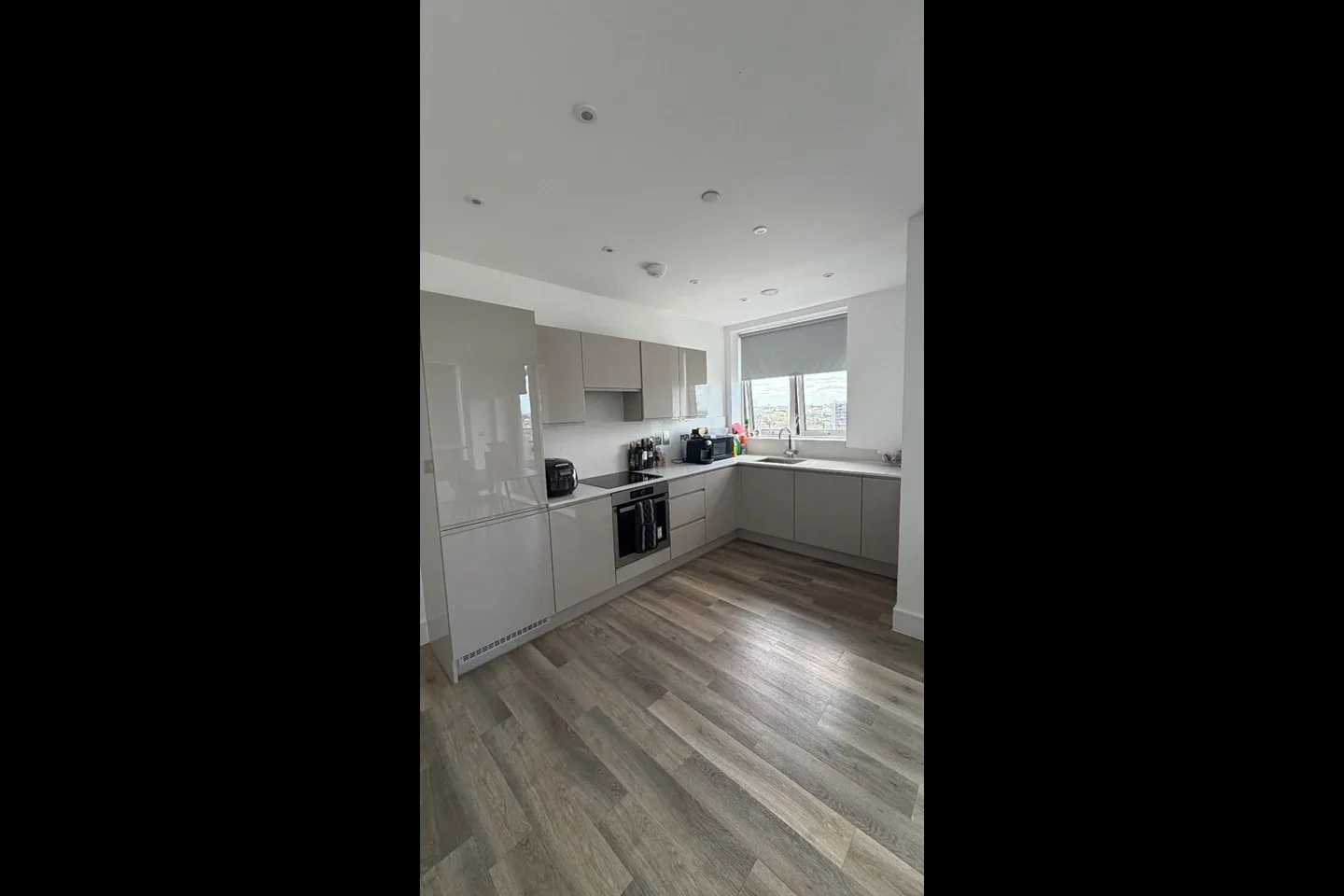 Room Bridges Court in Greater London
