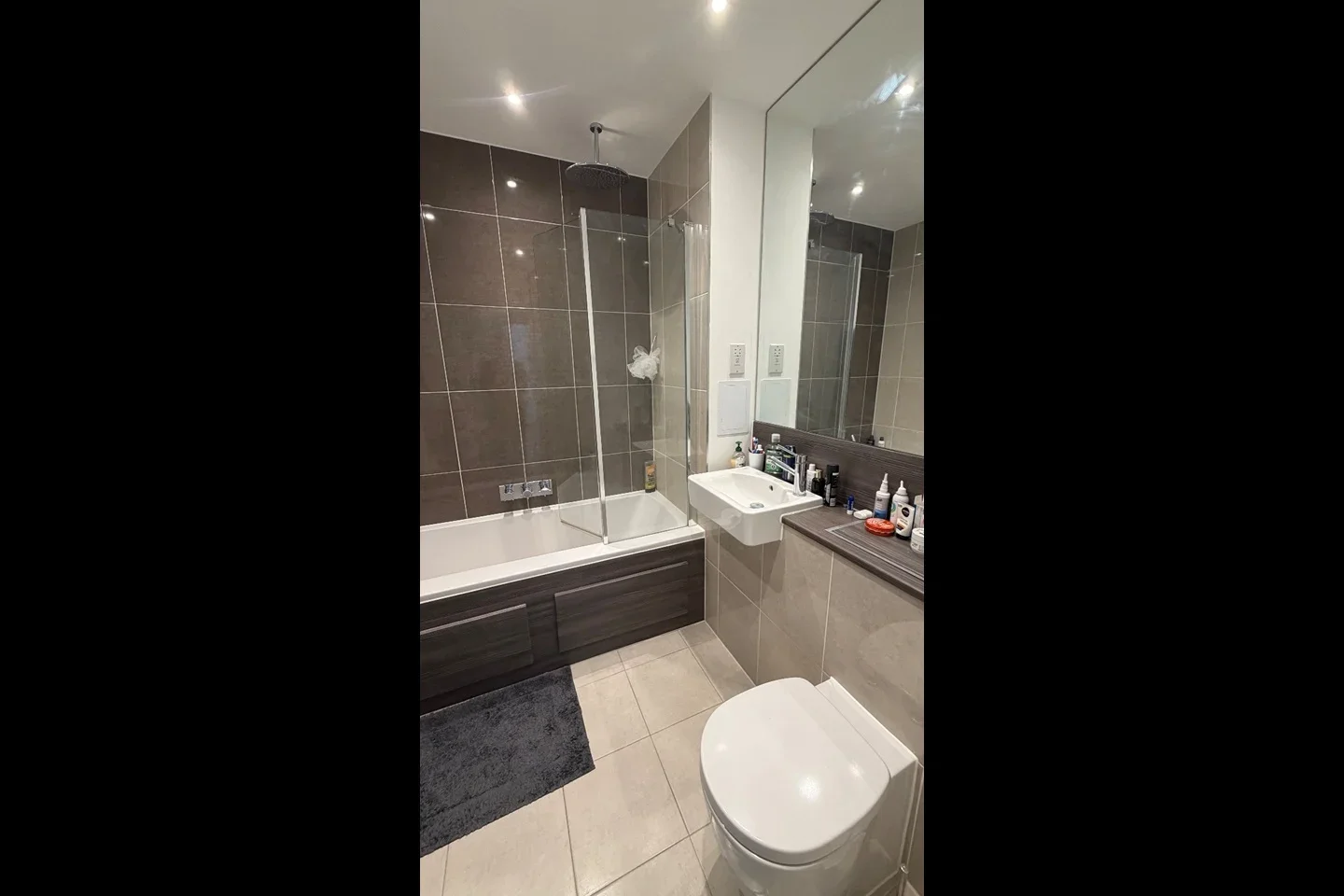 Room Bridges Court in Greater London