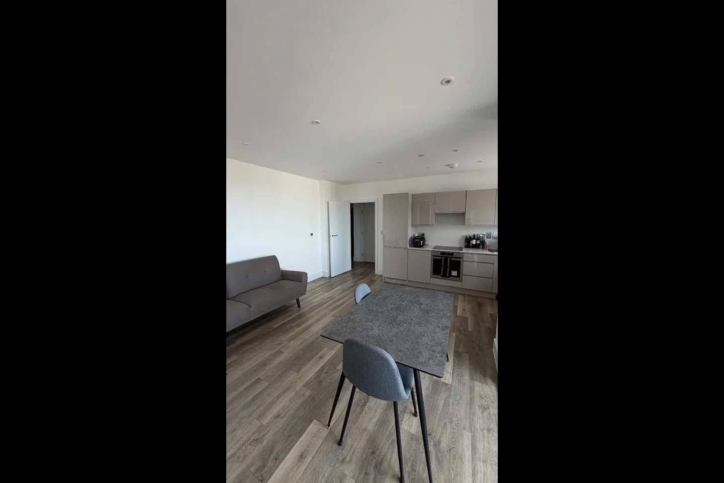 Room Bridges Court in Greater London
