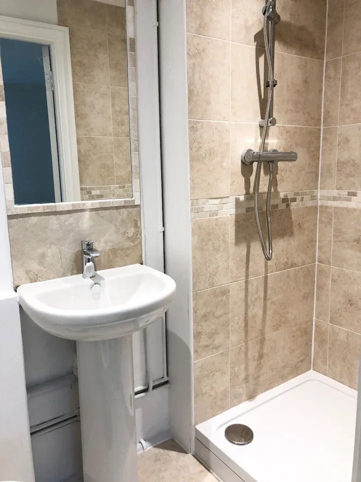 Room Merton Road in Greater London