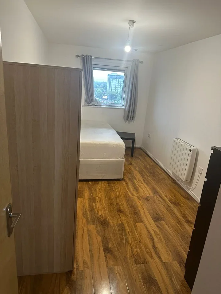 Room Bedfont Lane in Greater London