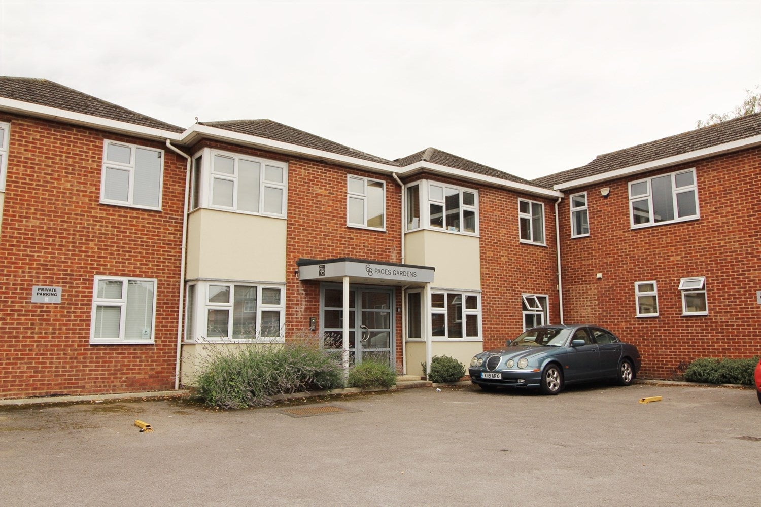 Flat Reading Road in Pangbourne