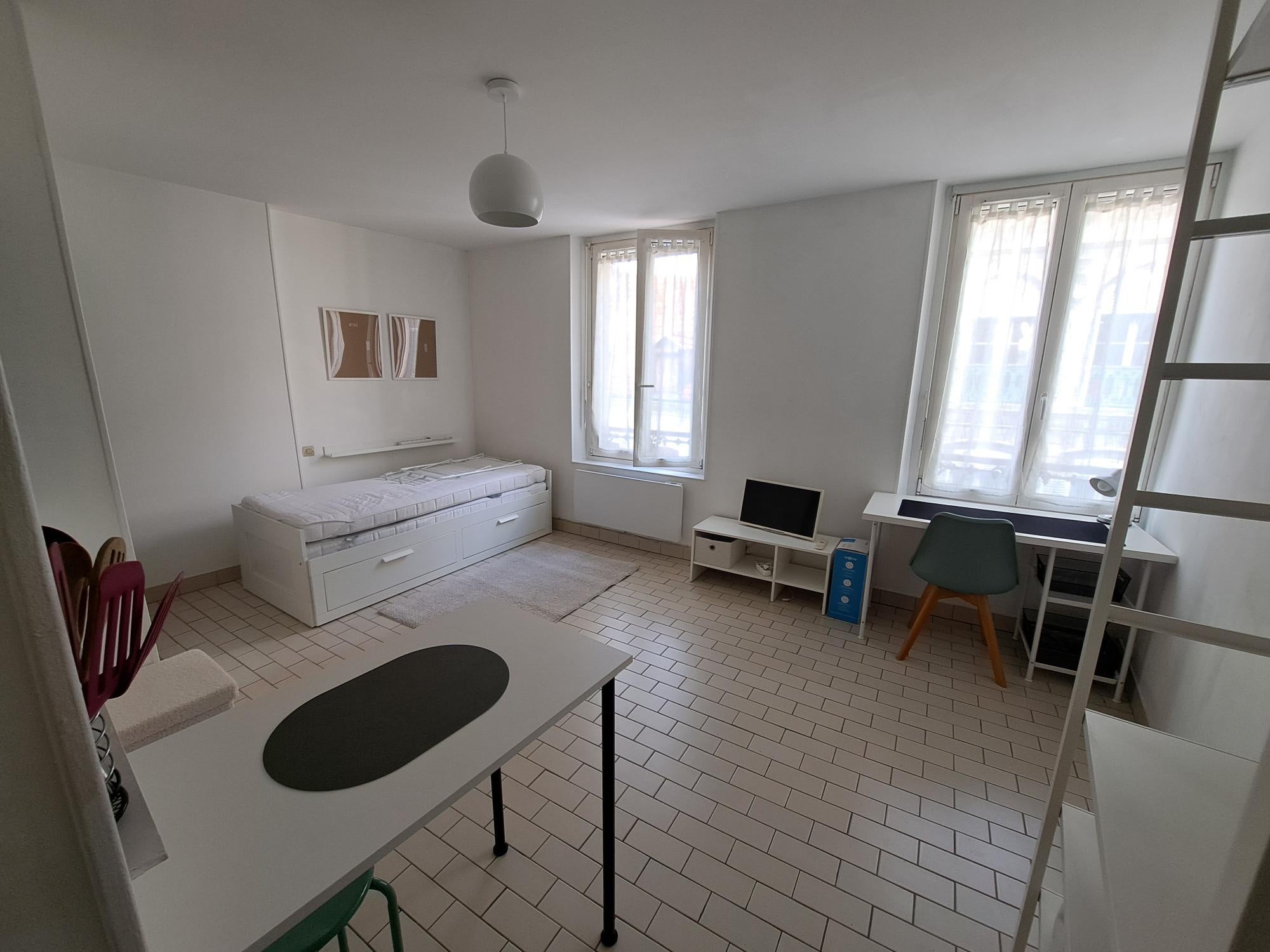 Flat Rue Marlot in Reims