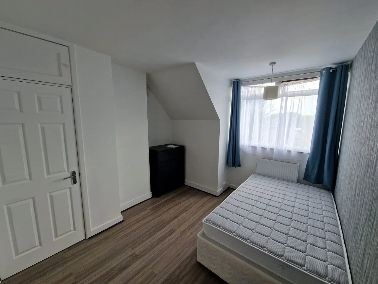 Room The Limes Avenue in Greater London