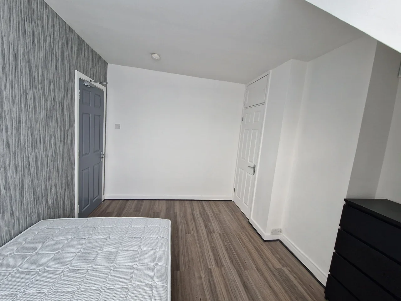 Room The Limes Avenue in Greater London