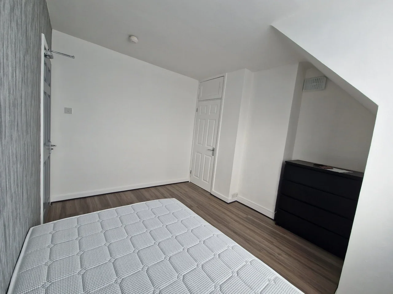 Room The Limes Avenue in Greater London